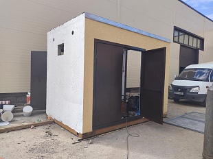 В бетонном корпусе